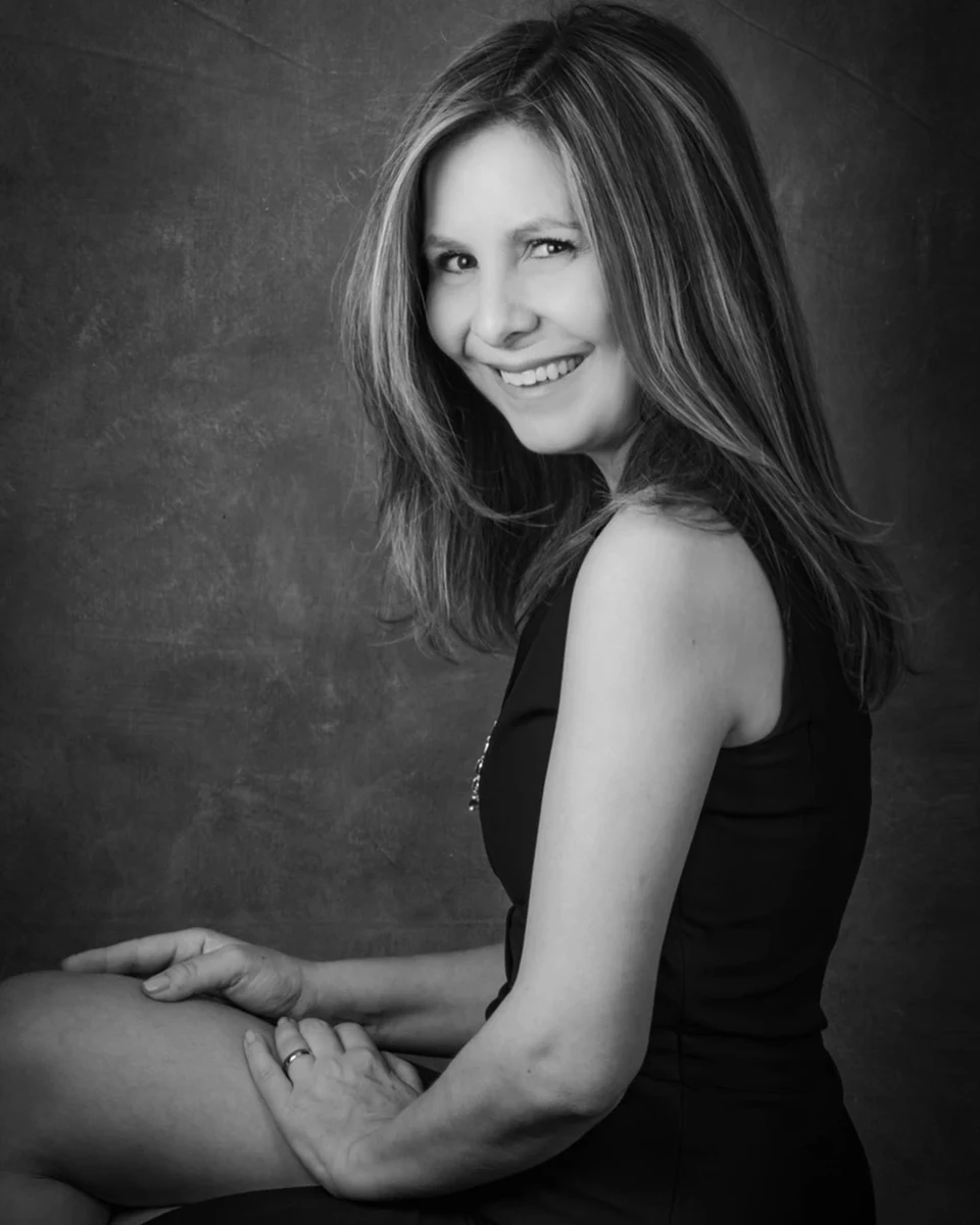 Retrato sentado en blanco y negro con vestido oscuro.