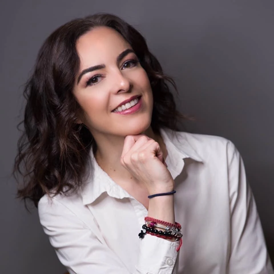 Retrato con camisa blanca y pulseras.