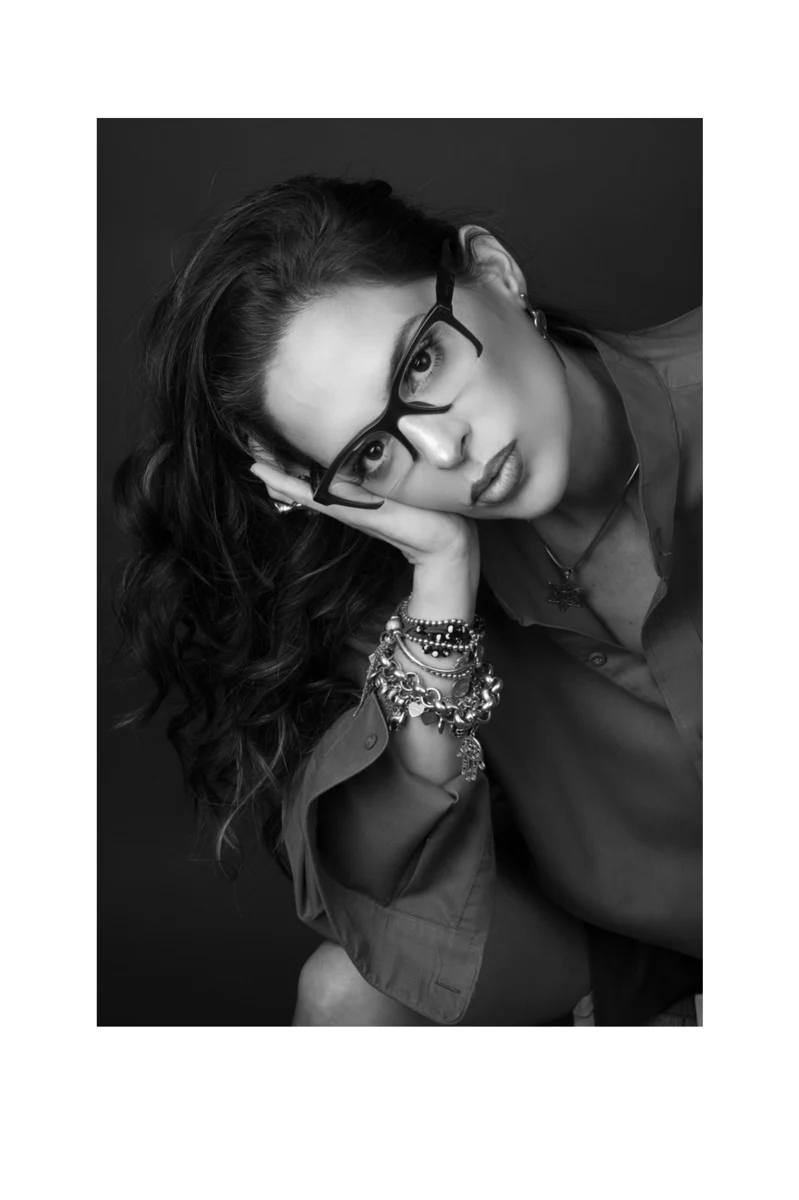 Retrato en blanco y negro con lentes.