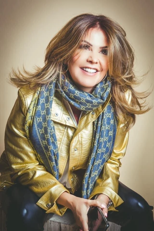Retrato con chaqueta dorada.