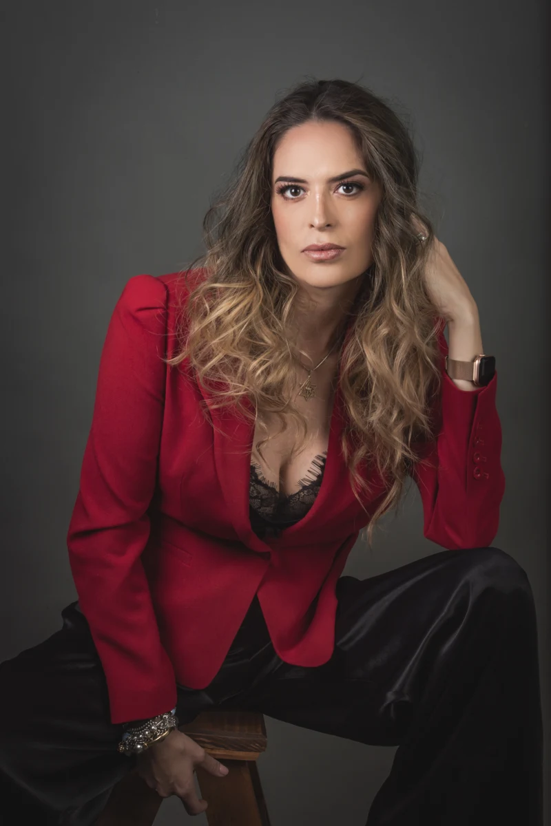 Retrato sentado con chaqueta roja.