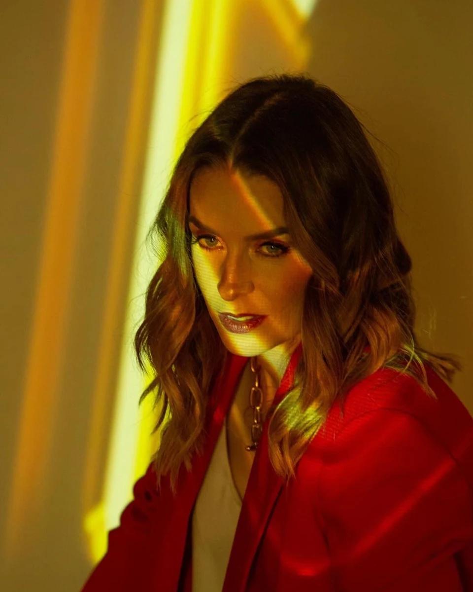 Retrato con chaqueta roja y luz amarilla.