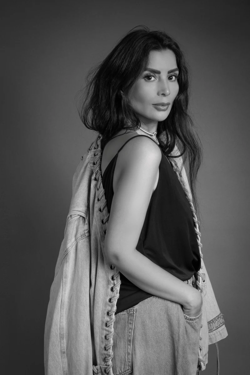 Retrato en blanco y negro con prenda estampada.