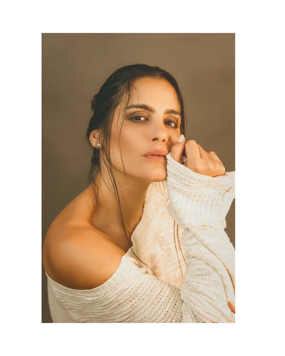 Retrato con suéter blanco y luz cálida.