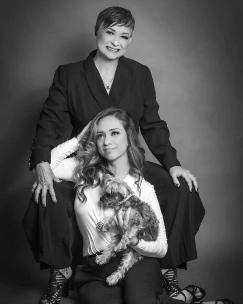 Retrato de dos mujeres en blanco y negro.